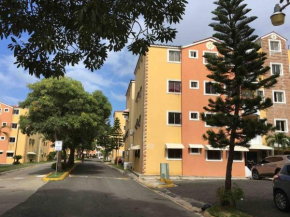 Apartamento amueblado con parque de recreación.